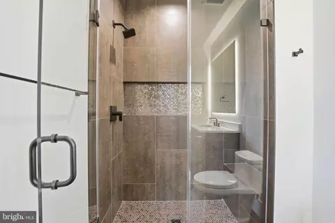 Bath - 6910 Bright Ave, Mclean, VA 22101 photo 6 of 22