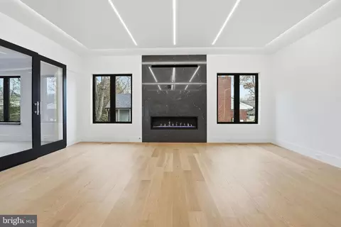 Living - 6910 Bright Ave, Mclean, VA 22101 photo 7 of 10