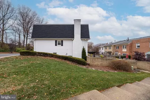 Exterior - 7414 Hallcrest Dr, Mclean, VA 22102 photo 2 of 5