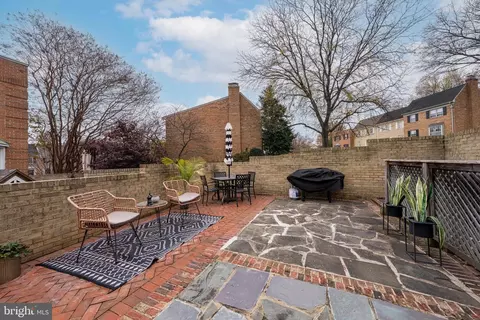 Exterior - 7414 Hallcrest Dr, Mclean, VA 22102 photo 4 of 5