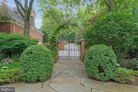 Exterior - 8014 Greenwich Woods Dr, Mclean, VA 22102 photo 7 of 24