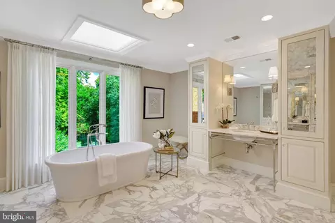 Bath - 8014 Greenwich Woods Dr, Mclean, VA 22102 photo 5 of 12