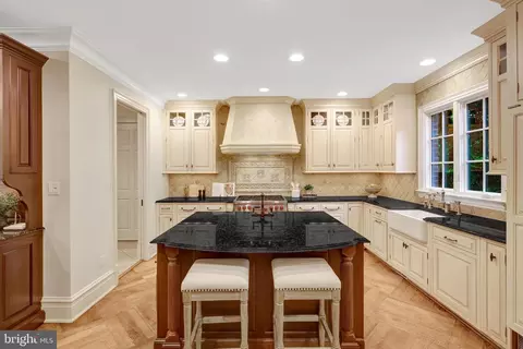 Kitchen - 8014 Greenwich Woods Dr, Mclean, VA 22102 photo 4 of 5