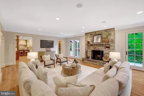 Living - 8014 Greenwich Woods Dr, Mclean, VA 22102 photo 3 of 5