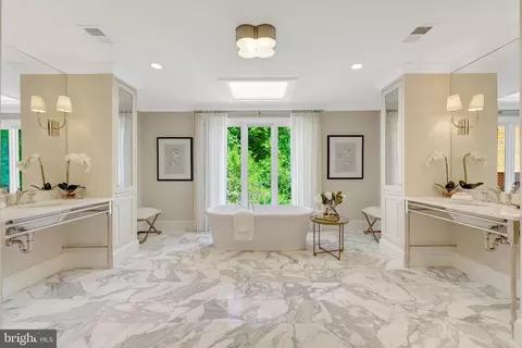 Bath - 8014 Greenwich Woods Dr, Mclean, VA 22102 photo 3 of 12