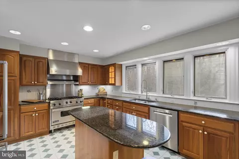 Kitchen - 8701 Cromwell Dr, Springfield, VA 22151 photo 2 of 4