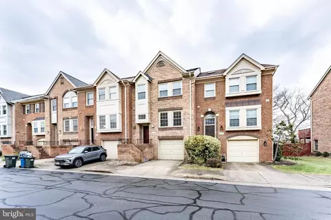 8031 Merry Oaks Ct, Vienna, VA 22182