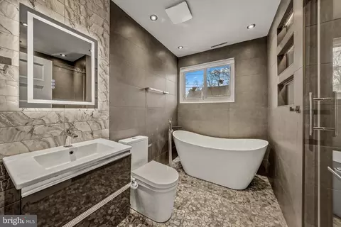 Bath - 1717 Valley Ave, Mclean, VA 22101 photo 4 of 5
