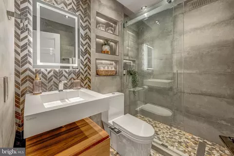 Bath - 1717 Valley Ave, Mclean, VA 22101 photo 2 of 5