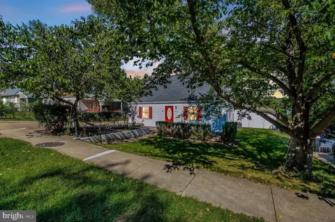 3206 Burgundy Rd, Alexandria, VA 22303