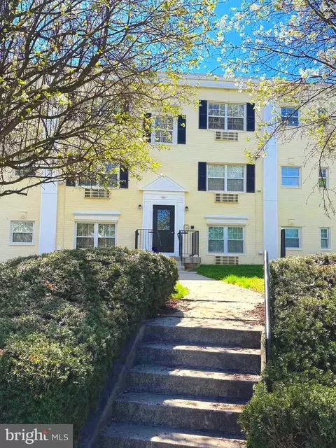 2237 Farrington Ave #101, Alexandria, VA 22303