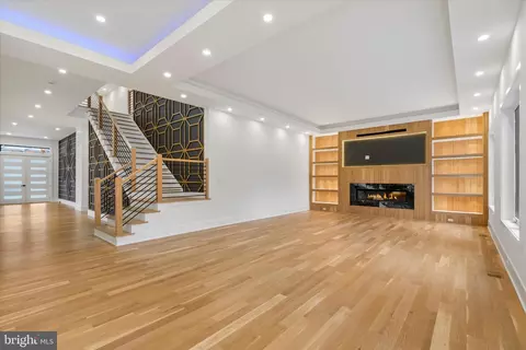 1832 Pimmit Dr, Falls Church, VA 22043