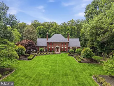 10105 Walker Lake Dr, Great Falls, VA 22066