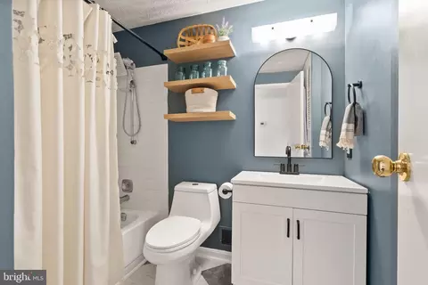 Bath - 7902 Cliff Rock Ct, Springfield, VA 22153 photo 1 of 2