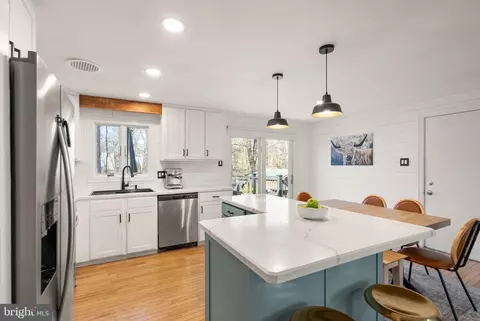 Kitchen - 7902 Cliff Rock Ct, Springfield, VA 22153 photo 2 of 5