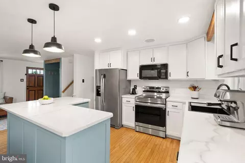 Kitchen - 7902 Cliff Rock Ct, Springfield, VA 22153 photo 4 of 5