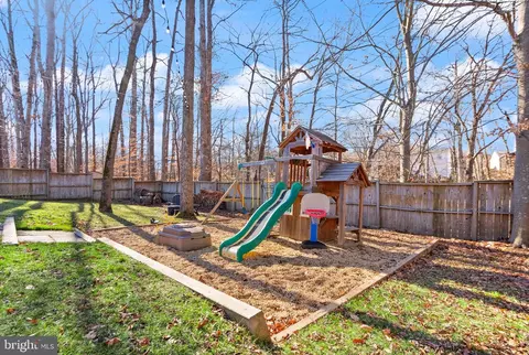 Exterior - 7902 Cliff Rock Ct, Springfield, VA 22153 photo 17 of 24