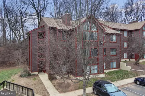 2806 Lee Oaks Pl #202, Falls Church, VA 22046