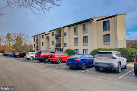 613 Center St #T2, Herndon, VA 20170