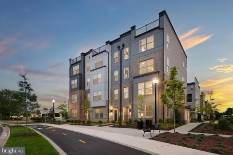 2167 Glacier Rd, Herndon, VA 20170