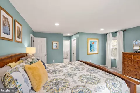 Bedroom - 11401 Tanbark Dr, Reston, VA 20191 photo 8 of 13