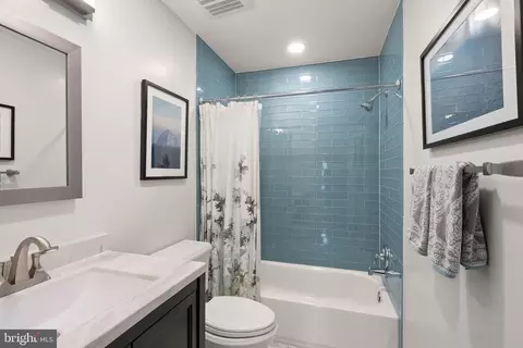 Bath - 11401 Tanbark Dr, Reston, VA 20191 photo 2 of 6