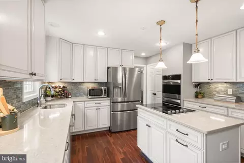 Kitchen - 11401 Tanbark Dr, Reston, VA 20191 photo 3 of 9