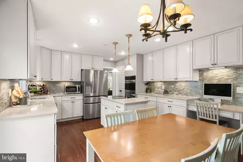 Kitchen - 11401 Tanbark Dr, Reston, VA 20191 photo 5 of 9