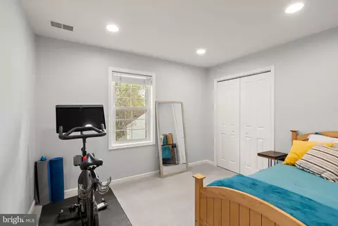 Bedroom - 11401 Tanbark Dr, Reston, VA 20191 photo 3 of 13