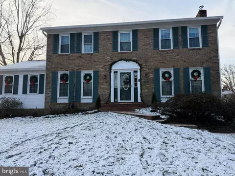 5705 Glamis Dr, Alexandria, VA 22315