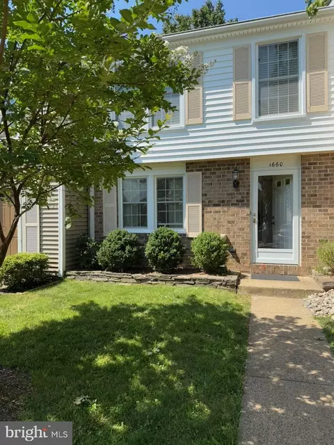 1660 Sierra Woods Dr, Reston, VA 20194