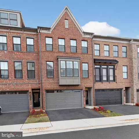 5241 Ridgeview Retreat Dr, Chantilly, VA 20151
