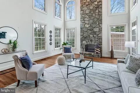 Living - 1008 Jarvis Ct, Mclean, VA 22101 photo 4 of 7