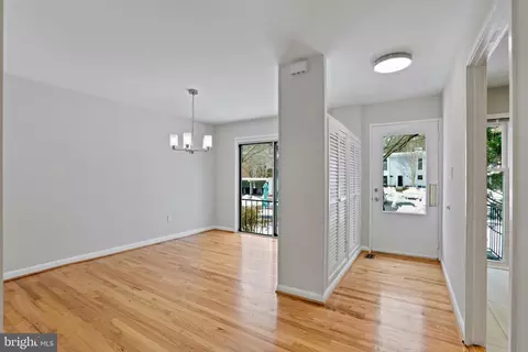 1644 Wainwright Dr, Reston, VA 20190 photo 2