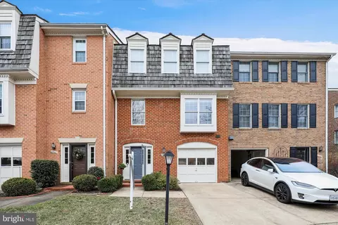 2940 Oakborough Sq, Oakton, VA 22124