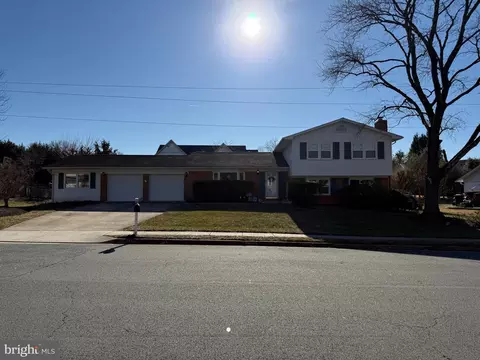 915 Westwood Dr NE, Vienna, VA 22180