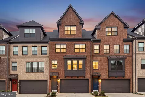 3849 Rainier Dr, Fairfax, VA 22033