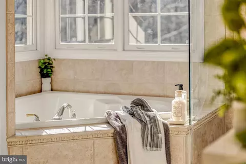 Bath - 1609 Brookside Rd, Mclean, VA 22101 photo 4 of 7