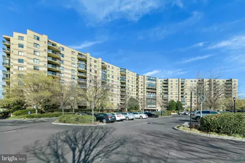 8380 Greensboro Dr #322, Mclean, VA 22102