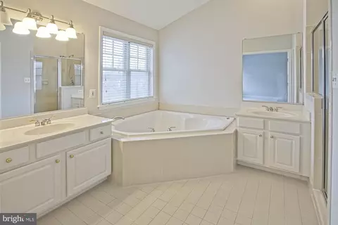 Bath - 11117 Little Compton Dr, Reston, VA 20191 photo 3 of 5