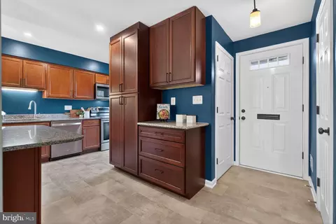 Entry Way - 7207 Evanston Rd, Springfield, VA 22150 photo 7 of 18