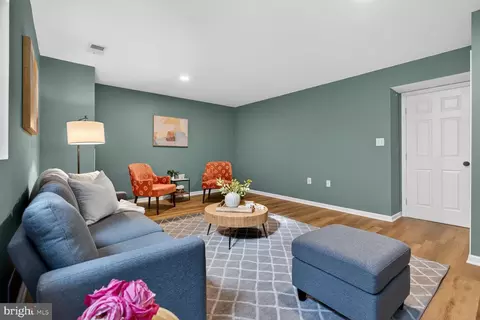 Living - 7207 Evanston Rd, Springfield, VA 22150 photo 5 of 8