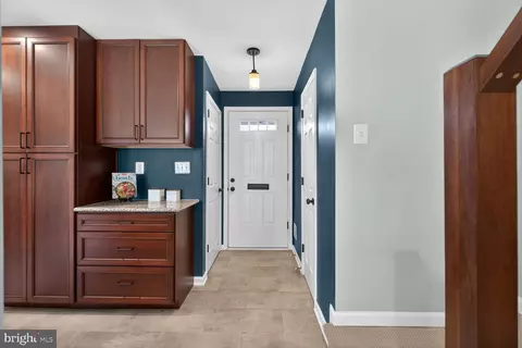 Entry Way - 7207 Evanston Rd, Springfield, VA 22150 photo 2 of 18