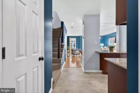 Entry Way - 7207 Evanston Rd, Springfield, VA 22150 photo 4 of 18