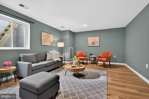 Living - 7207 Evanston Rd, Springfield, VA 22150 photo 4 of 8