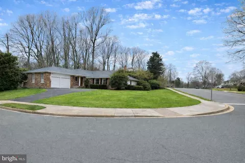 8100 Langbrook Rd, Springfield, VA 22152