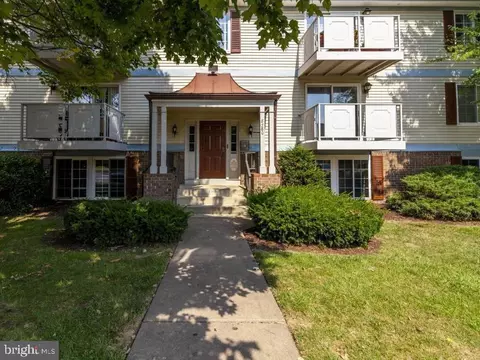 8380 B Brockham Dr, Alexandria, VA 22309