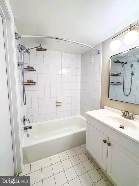 Bath - 8358 D Dunham Ct #622, Springfield, VA 22152 photo 1 of 2
