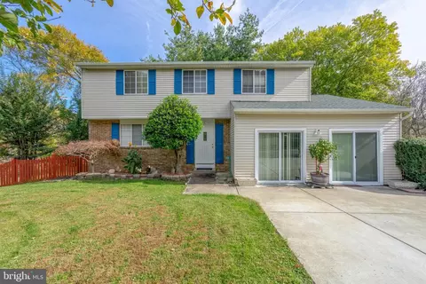 2851 Edgelea Rd, Vienna, VA 22181