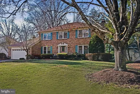 2707 Glencroft Rd, Vienna, VA 22181
